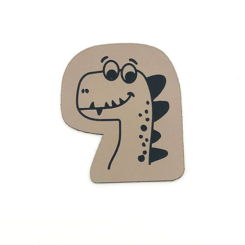 1 Kunstlederlabel "Dino" zum Annähen - Beige/Natur - 5 x 5 cm - Stolz aus Holz
