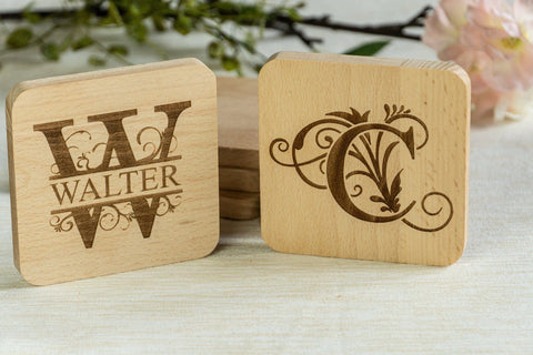 4er-Set Personalisierte Untersetzer aus Holz graviert mit Monogramm und Namen - Stolz aus Holz