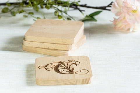 4er-Set Personalisierte Untersetzer aus Holz graviert mit Monogramm und Namen - Stolz aus Holz