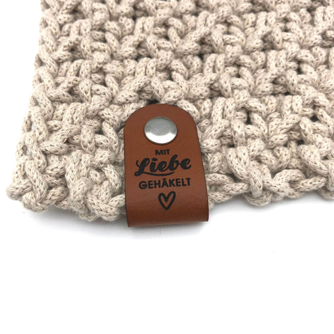 Label "Mit Liebe gehäkelt" mit Herzsymbol- verschiedene Farben - CS0002 - Stolz aus Holz