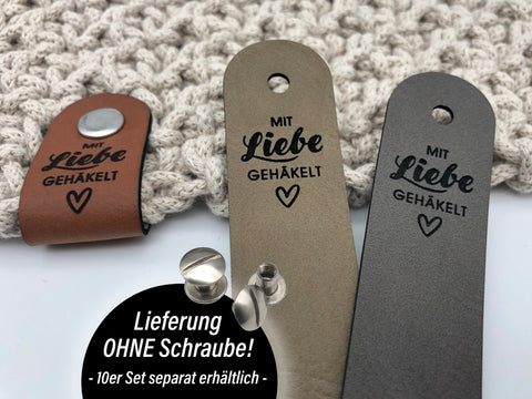 Label "Mit Liebe gehäkelt" mit Herzsymbol- verschiedene Farben - CS0002 - Stolz aus Holz