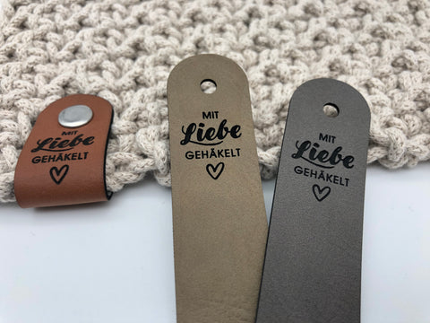 Label "Mit Liebe gehäkelt" mit Herzsymbol- verschiedene Farben - CS0002 - Stolz aus Holz