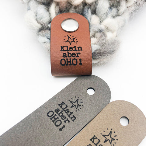 Label "KLEIN ABER OHO" - verschiedene Farben - CS0010 - Stolz aus Holz