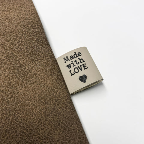 Label "Made with Love" zum seitlich Einnähen - Kunstleder - Stolz aus Holz