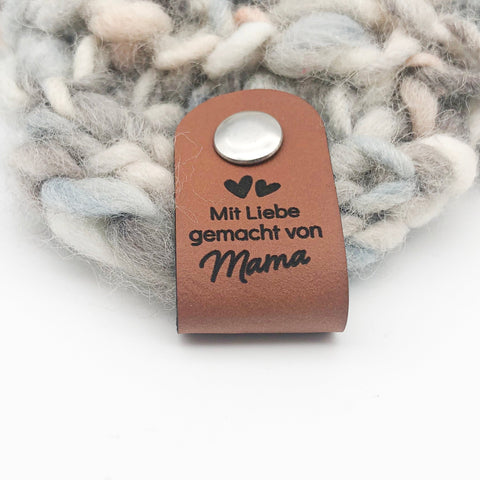 Label "Mit Liebe gemacht von Mama" - verschiedene Farben - CS0012 - Stolz aus Holz