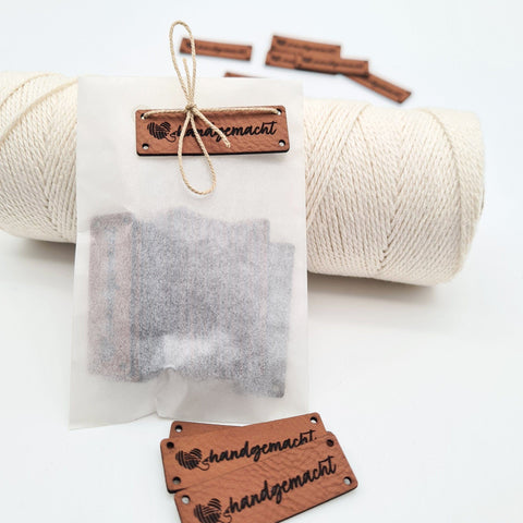 Kunstleder Label "handgemacht", 20 Stück, in Rotbraun mit Nählöchern - Stolz aus Holz
