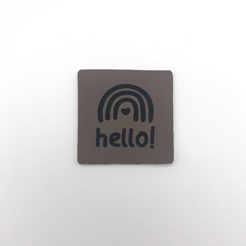 Label "Hello" mit Regenbogen zum Annähen - Stolz aus Holz