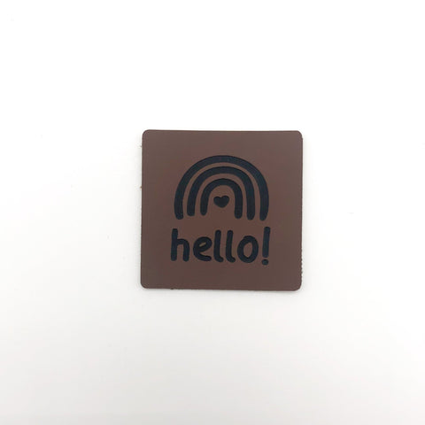 Label "Hello" mit Regenbogen zum Annähen - Stolz aus Holz