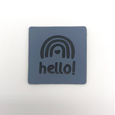 Label "Hello" mit Regenbogen zum Annähen - Stolz aus Holz