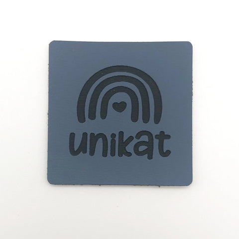 Label "Unikat" mit Regenbogen zum Annähen - Stolz aus Holz