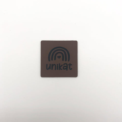 Label "Unikat" mit Regenbogen zum Annähen - Stolz aus Holz