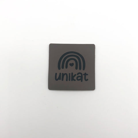 Label "Unikat" mit Regenbogen zum Annähen - Stolz aus Holz