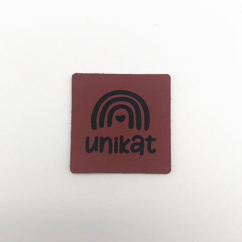 Label "Unikat" mit Regenbogen zum Annähen - Stolz aus Holz