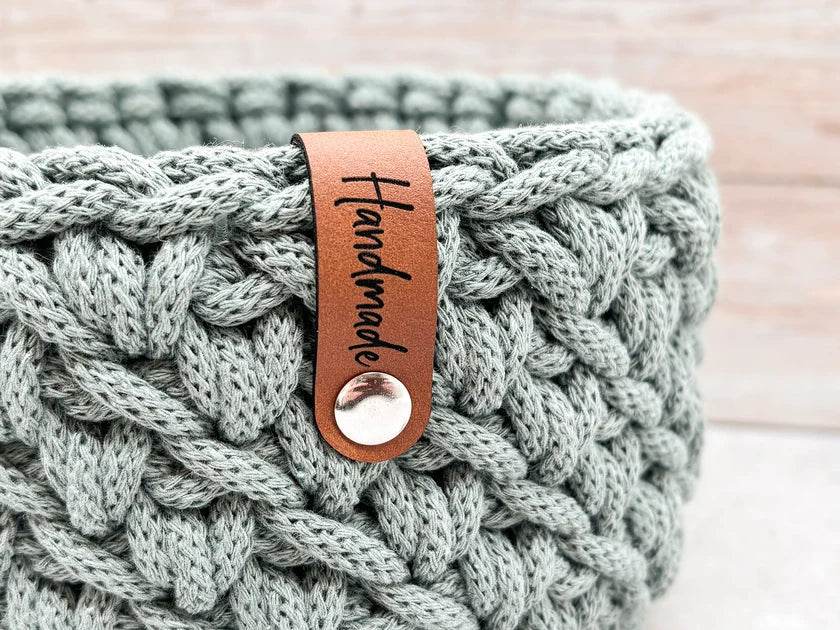 Personalisiertes Kunstleder-Label mit Motivposition unten am Häkelkorbrand