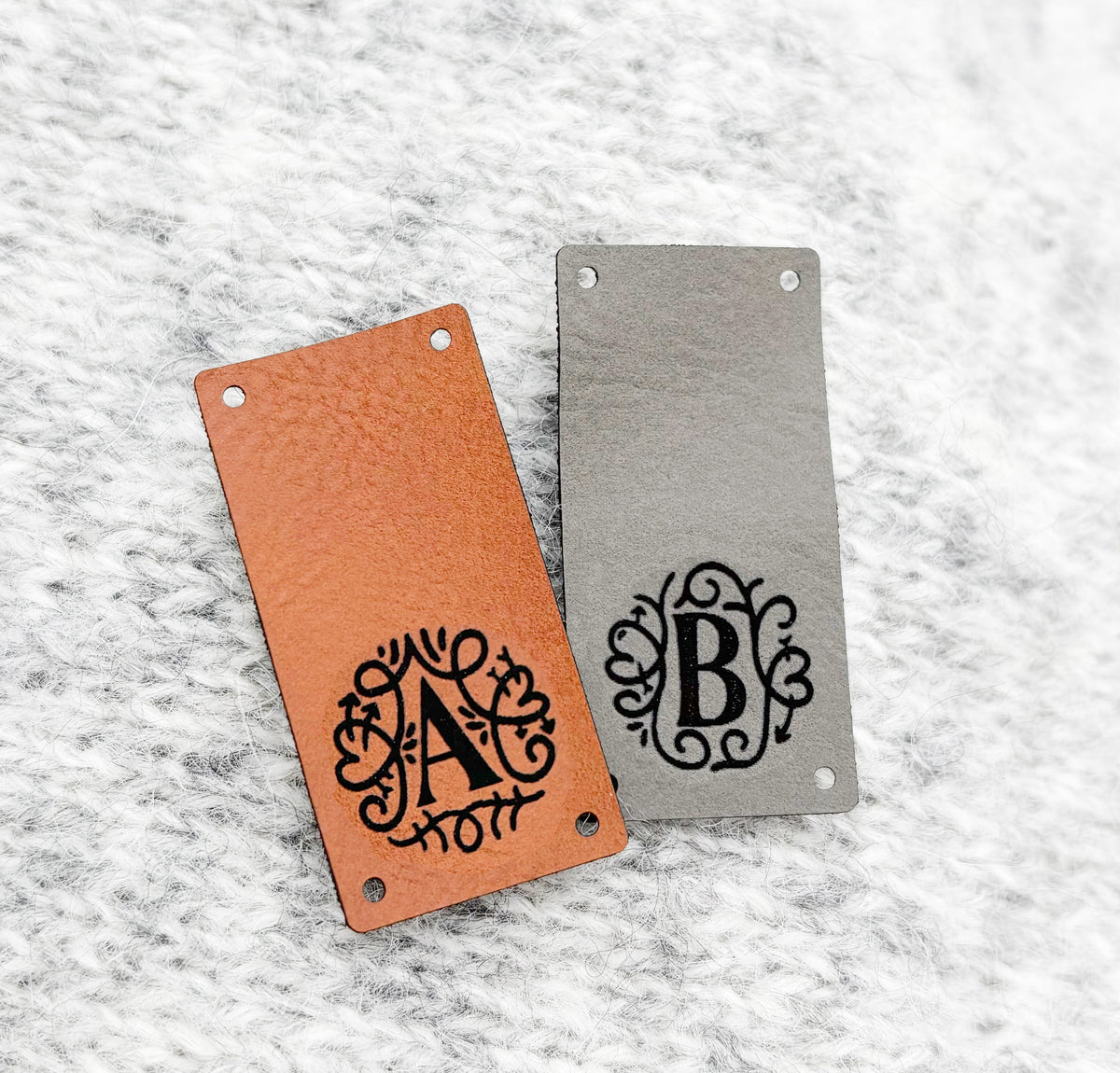 Personalisierte Kunstleder-Labels mit Name, Logo und Monogramm in verschiedenen Formaten