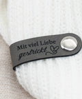"Mit viel Liebe gestrickt" - Label aus Kunstleder