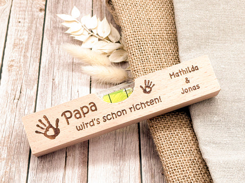 Personalisierte Wasserwaage mit Gravur – Geschenk Papa oder Opa "...wird's schon richten"