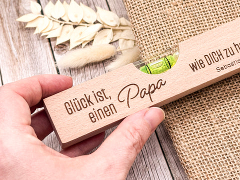 Personalisierte Wasserwaage mit Gravur – Geschenk Papa oder Opa "Glück ist..."