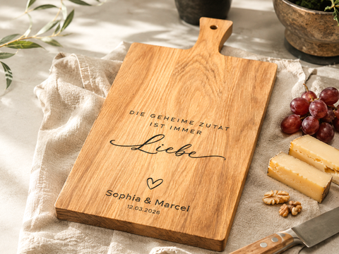 Personalisiertes Schneidebrett Eiche – Hochzeitsgeschenk mit Gravur Name & Datum – "Die geheime Zutat ist immer die Liebe"