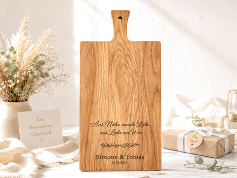 Personalisiertes Schneidebrett Eiche – Hochzeitsgeschenk mit Gravur Name & Datum – "Aus Nähe wurde Liebe"