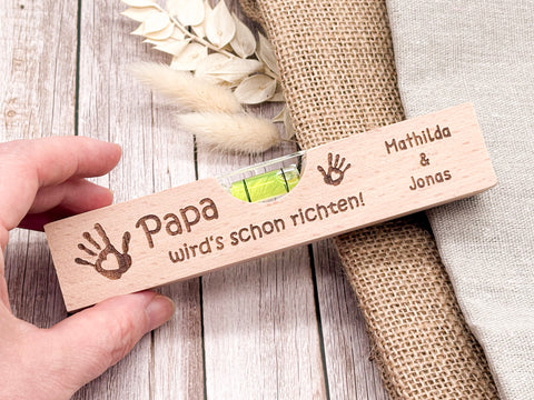 Personalisierte Wasserwaage mit Gravur – Geschenk Papa oder Opa "...wird's schon richten"
