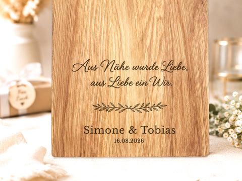 Personalisiertes Schneidebrett Eiche – Hochzeitsgeschenk mit Gravur Name & Datum – "Aus Nähe wurde Liebe"