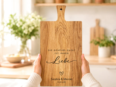 Personalisiertes Schneidebrett Eiche – Hochzeitsgeschenk mit Gravur Name & Datum – "Die geheime Zutat ist immer die Liebe"