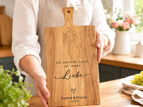 Personalisiertes Schneidebrett Eiche – Hochzeitsgeschenk mit Gravur Name & Datum – "Die geheime Zutat ist immer die Liebe"