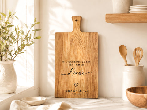 Personalisiertes Schneidebrett Eiche – Hochzeitsgeschenk mit Gravur Name & Datum – "Die geheime Zutat ist immer die Liebe"