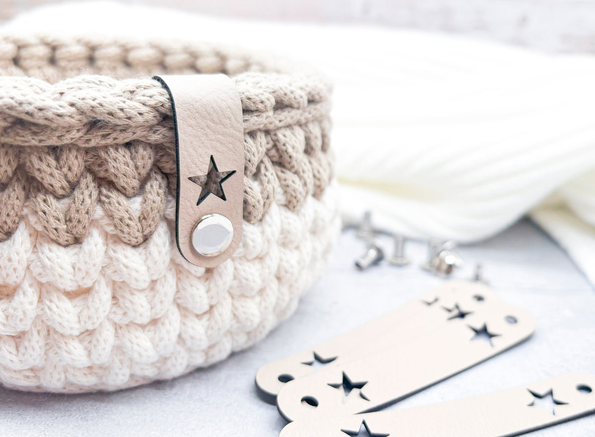 Kunstleder Label mit Stern Ausschnitt creme