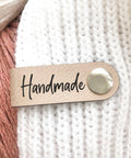 Label mit Schraube Handmade Stricken Häkeln