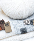 Kunstleder Label mit Wunschmonogramm für Strick Häkel oder Näharbeiten - DIY Label