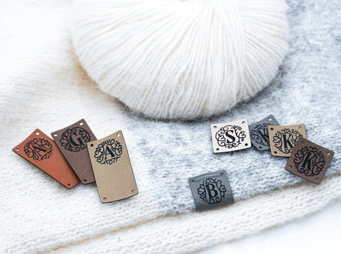Kunstleder Label mit Wunschmonogramm für Strick Häkel oder Näharbeiten - DIY Label