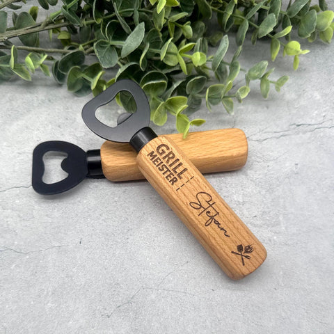 Personalisierter Flaschenöffner „Grillmeister“ mit Wunschnamen – Stolz aus Holz