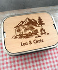 Personalisierte Brotdose Edelstahl, mit Namen, Outdoor & Campervan, wasserdicht mit Trennsteg und Schneidebrett