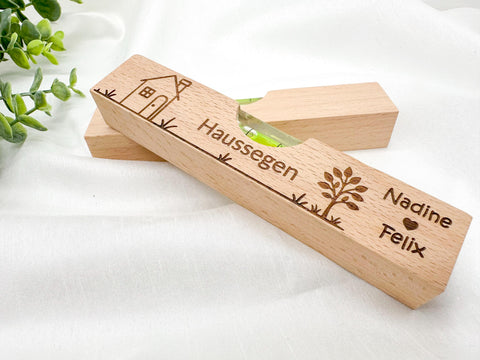 Personalisierte Wasserwaage mit Gravur – Hochzeitsgeschenk, Einzugsgeschenk, Richtfest Geschenk, Haussegen, Einweihungsgeschenk aus Holz