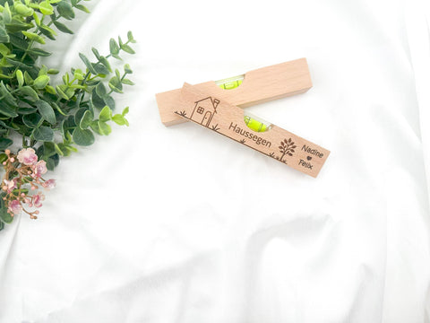 Personalisierte Wasserwaage mit Gravur – Hochzeitsgeschenk, Einzugsgeschenk, Richtfest Geschenk, Haussegen, Einweihungsgeschenk aus Holz
