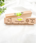 Personalisierte Wasserwaage mit Gravur – Hochzeitsgeschenk, Einzugsgeschenk, Richtfest Geschenk, Haussegen, Einweihungsgeschenk aus Holz