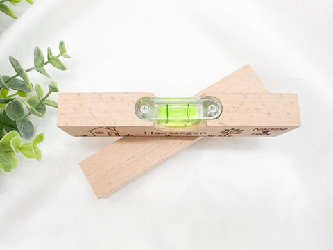 Personalisierte Wasserwaage mit Gravur – Hochzeitsgeschenk, Einzugsgeschenk, Richtfest Geschenk, Haussegen, Einweihungsgeschenk aus Holz