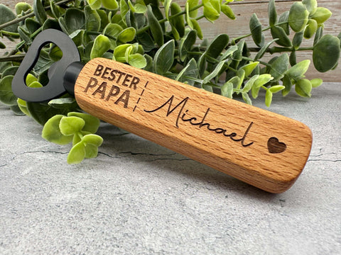 Personalisierter Flaschenöffner „Bester Papa“ mit Wunschnamen – Stolz aus Holz