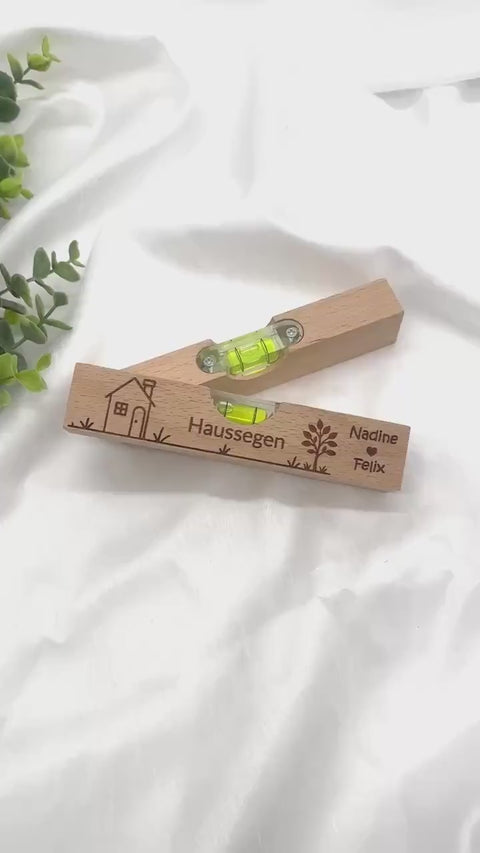 Personalisierte Wasserwaage mit Gravur – Hochzeitsgeschenk, Einzugsgeschenk, Richtfest Geschenk, Haussegen, Einweihungsgeschenk aus Holz