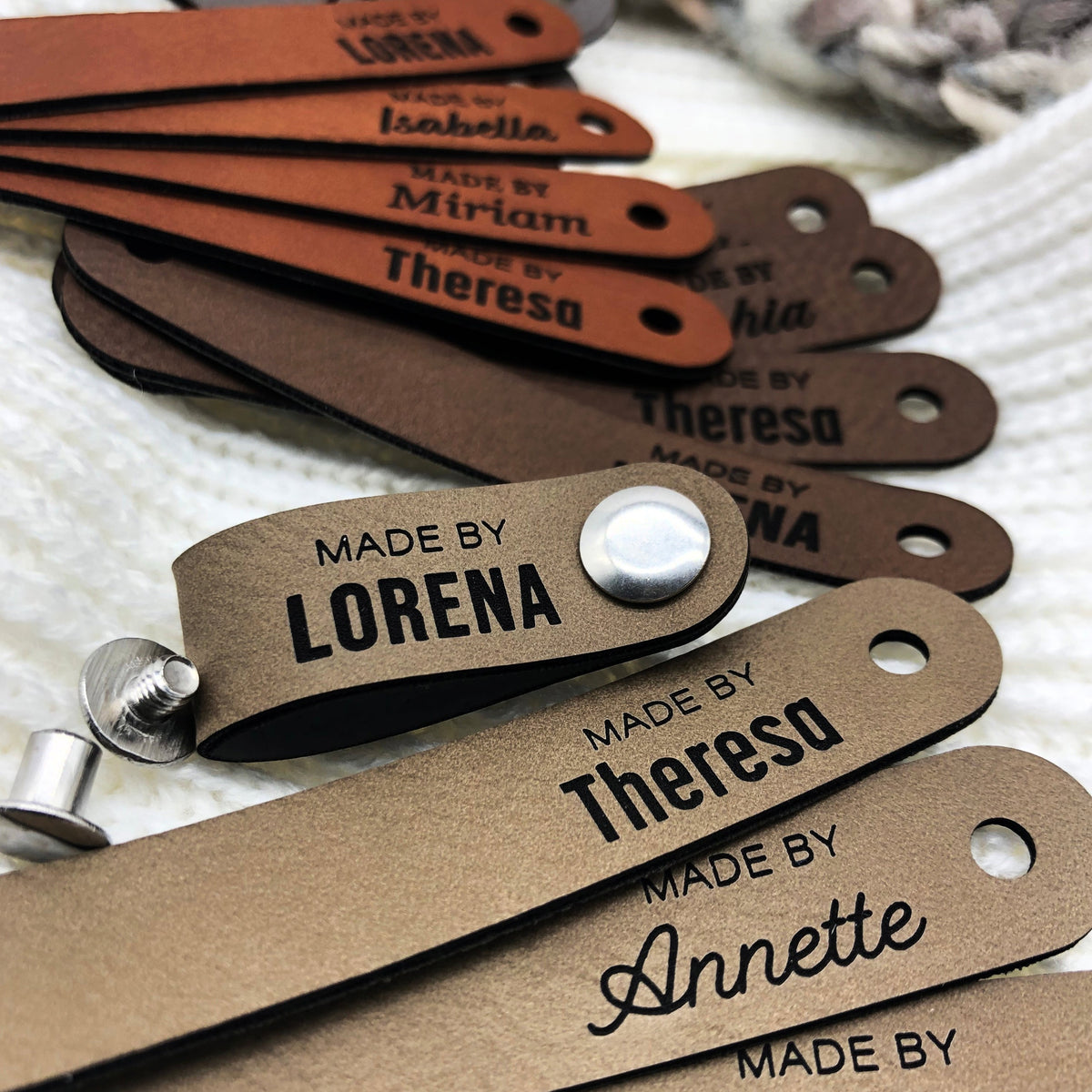 Personalisierte Labels mit Chicago Screws - Kunstleder-Label mit Schra ...