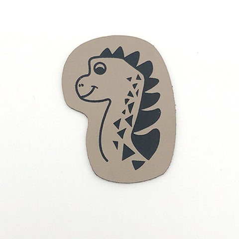 1 Kunstlederlabel "Baby Dino" zum Annähen - 5 x 5 cm - Stolz aus Holz