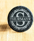 4er-Set Personalisierte Schiefer Untersetzer mit Monogramm und Namen - Stolz aus Holz