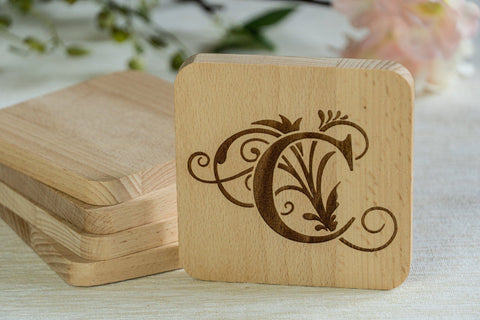 4er-Set Personalisierte Untersetzer aus Holz graviert mit Monogramm und Namen - Stolz aus Holz