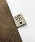 Label "Made with Love" zum seitlich Einnähen - Kunstleder - Stolz aus Holz
