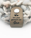 Label "Mit Liebe gemacht von Oma" - verschiedene Farben - CS0015 - Stolz aus Holz