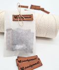 Kunstleder Label "handgemacht", 20 Stück, in Rotbraun mit Nählöchern - Stolz aus Holz