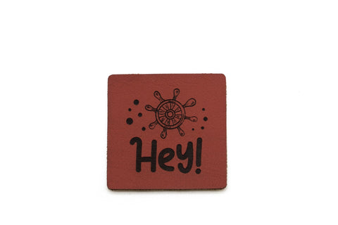 Kunstleder Label zum Annähen mit Motiv "Hey!" - waschbar - Stolz aus Holz