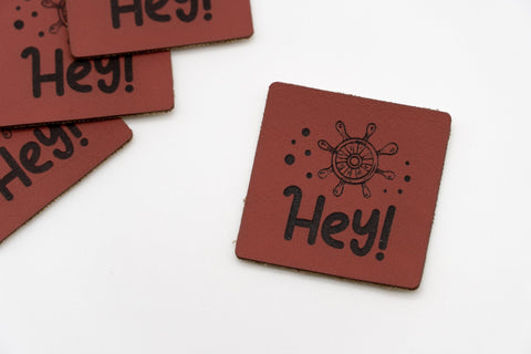 Kunstleder Label zum Annähen mit Motiv "Hey!" - waschbar - Stolz aus Holz